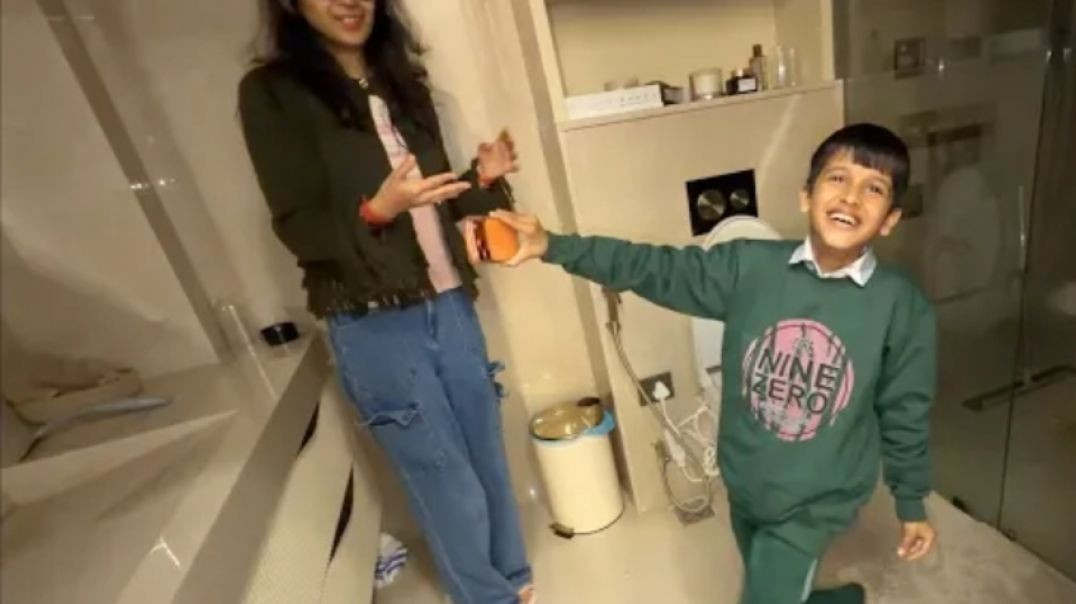 ⁣Kunali Hamare Washroom Mein 😲 Kya kar raha