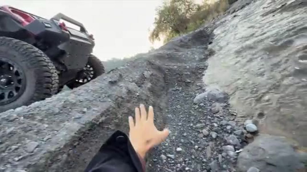 ⁣Avantika_Ne_Offroading_Kardi_😲_Very_Dangerous(360p)