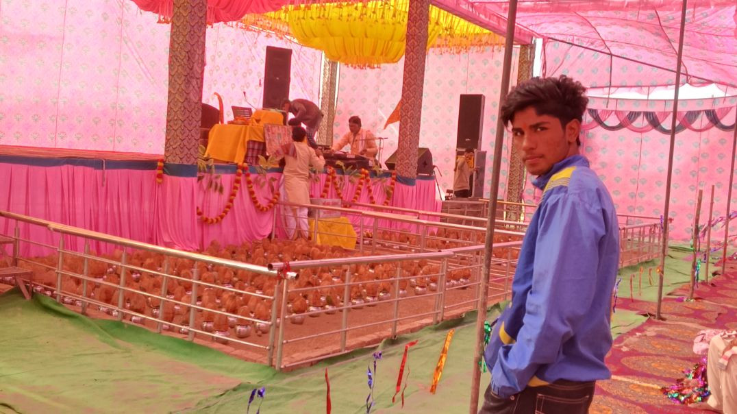 ⁣Aaj hum mandir me kahtha me aagye 😍😍