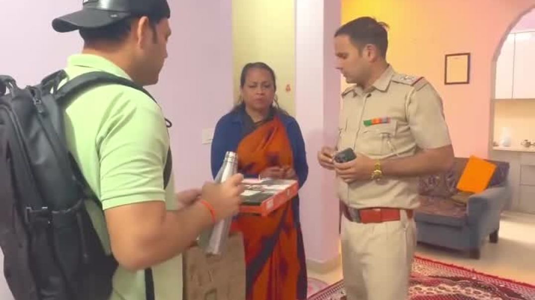 ⁣डिलीवरी बॉय ने पुलिस वाले को लगाया चुना