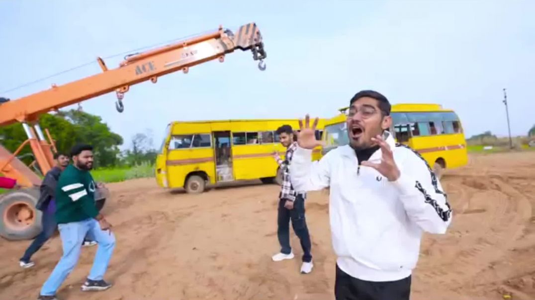 ⁣एक बस के ऊपर बस गिरी तो क्या होगा