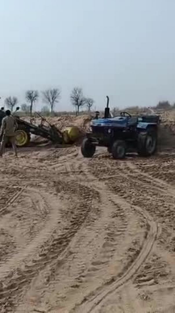 Dhilki me khel ground ko banate huye