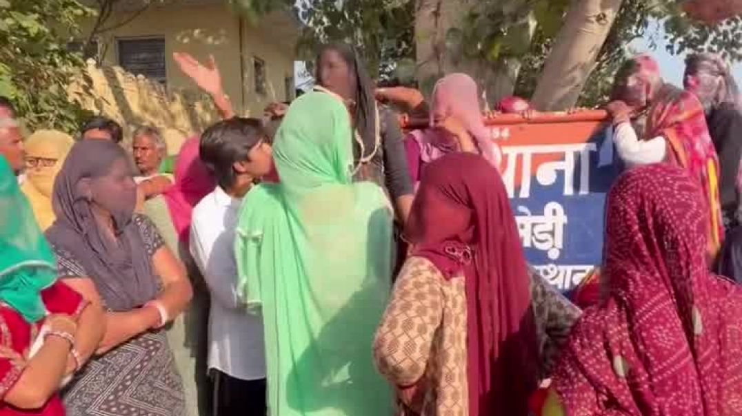 ⁣मासूम की मौत पर गुस्सा फूटा_ गोगामेड़ी थाने के बाहर महिलाएं