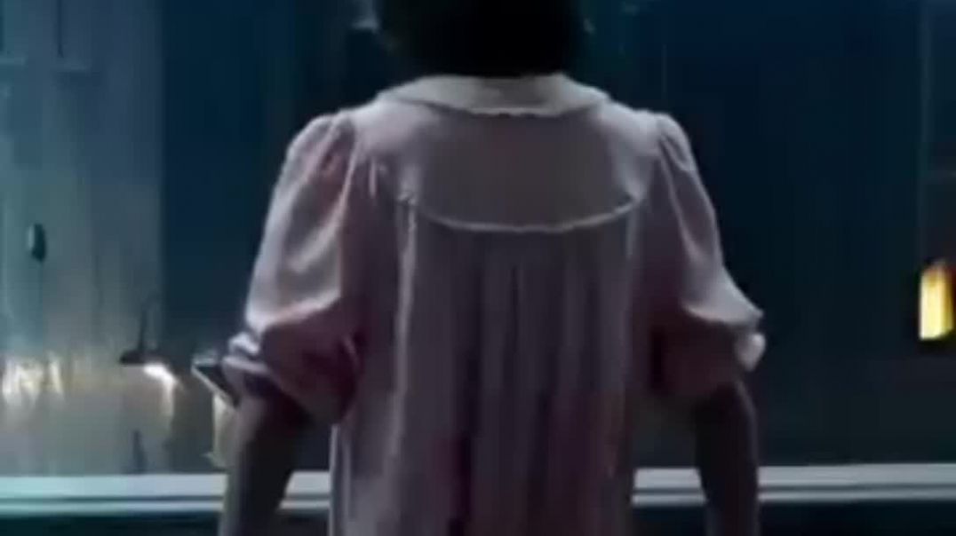 ⁣लड़की एक बहुत बड़े दानव को देखकर डर गई