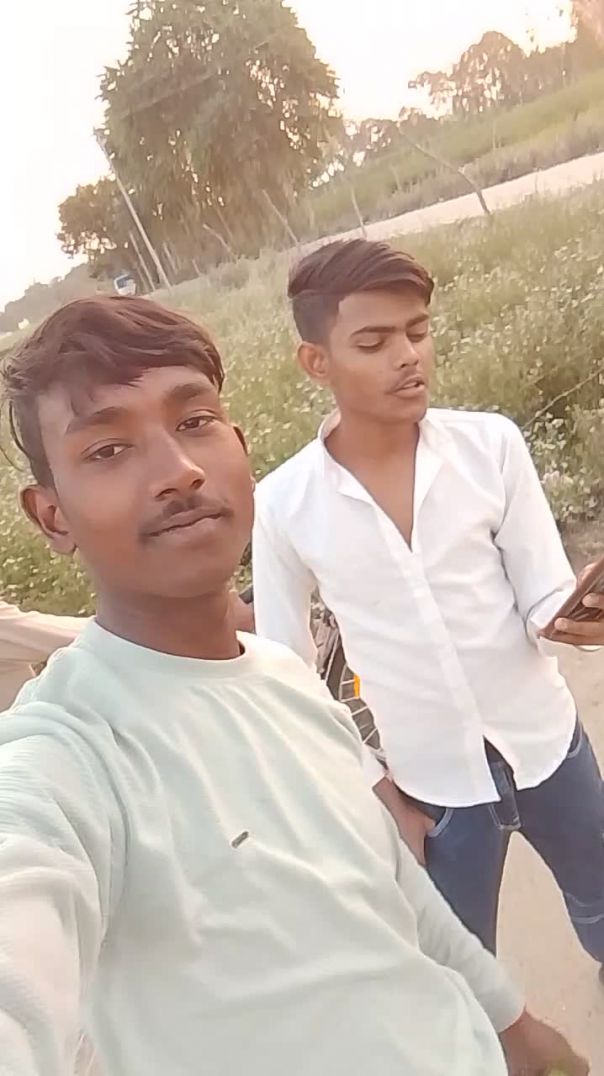 भैया जी शायरी मारने _ja रहे हैं