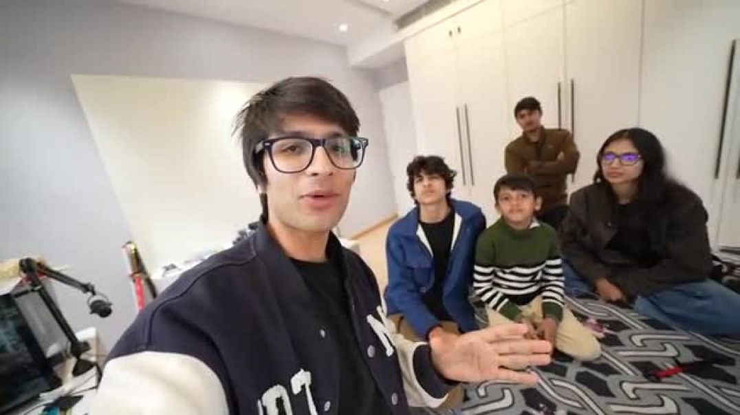 ⁣10 sal purani photo aur video😍