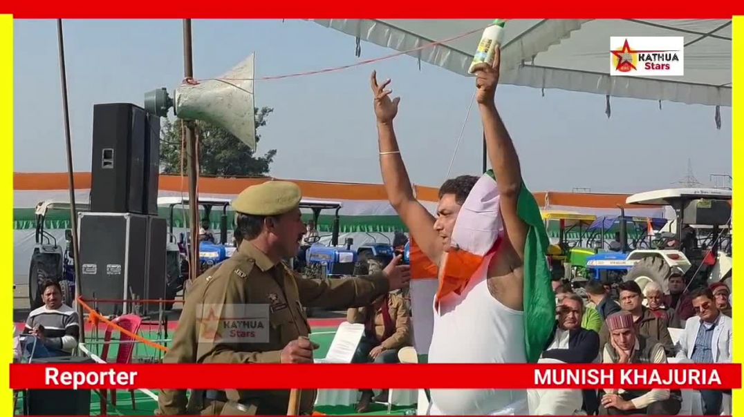 ⁣आखिर कौन है ये युवक जो कृषि मंत्री के समक्ष नैनो यूरिया की बोतल लेकर खड़ा हो गया? घाटी में आयोजित मे