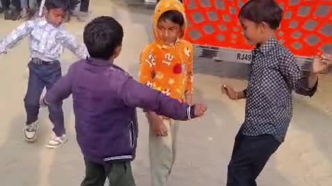 ⁣नाचते समय क्या हो जाता हे बच्चे के