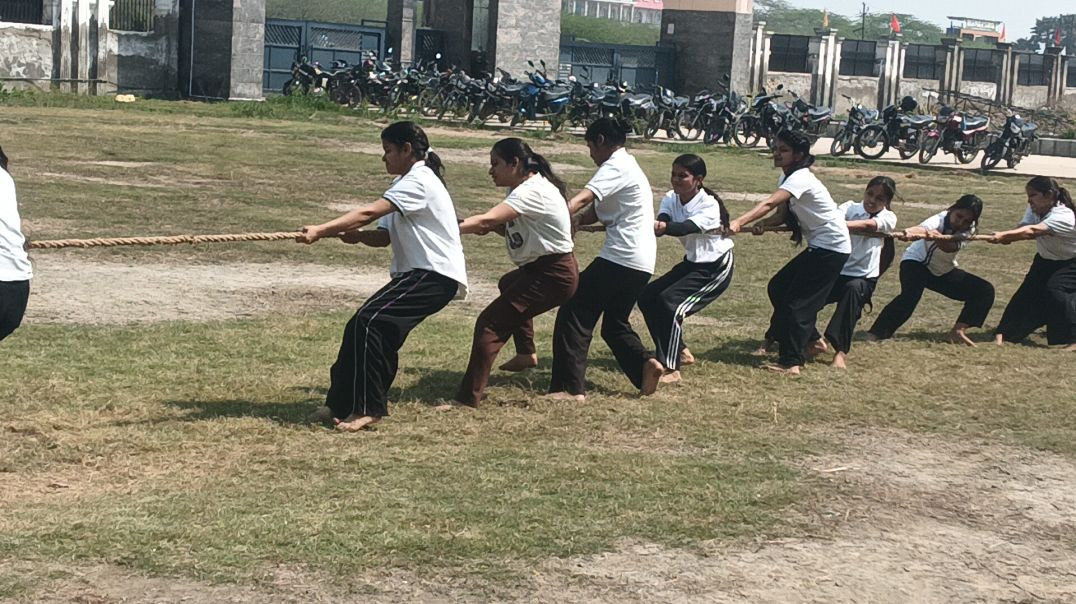 ⁣केडी मेडिकल यूनिवर्सिटी मथुरा में नर्सिंग स्टूडेंट्स रस्सा खींच खेलते हुए। Tug of war