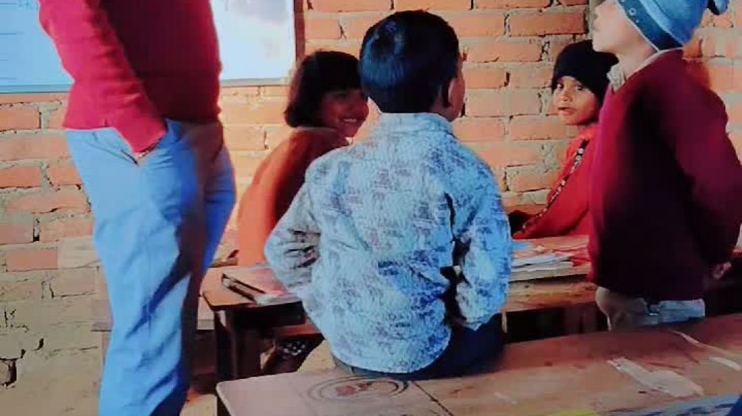 ⁣बच्चों से जानकारी लेते हुए