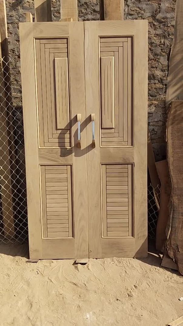 लकड़ी का दरवाजा