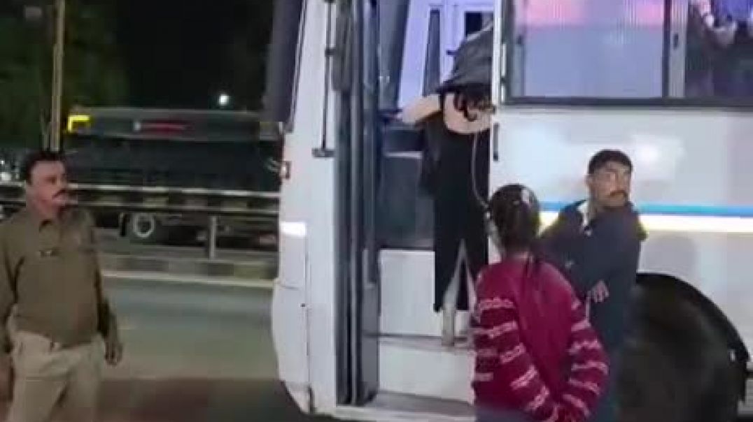 ⁣Gujrat m sharab party karte pakdi gai