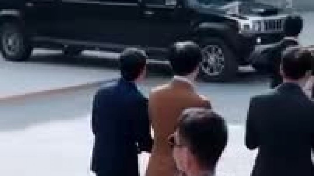 ⁣!_नूडल्स_खाते_बूढ़े_को_बचाया,_इनाम_मिला_करोड़(360p)