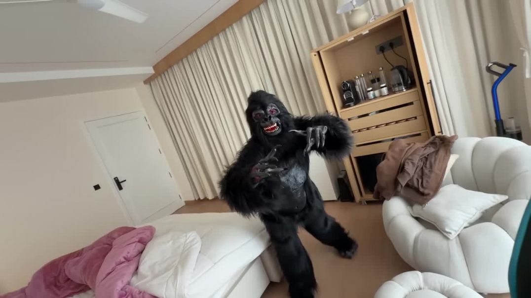 ⁣Gorilla Prank On Family 😲(720P_HD)