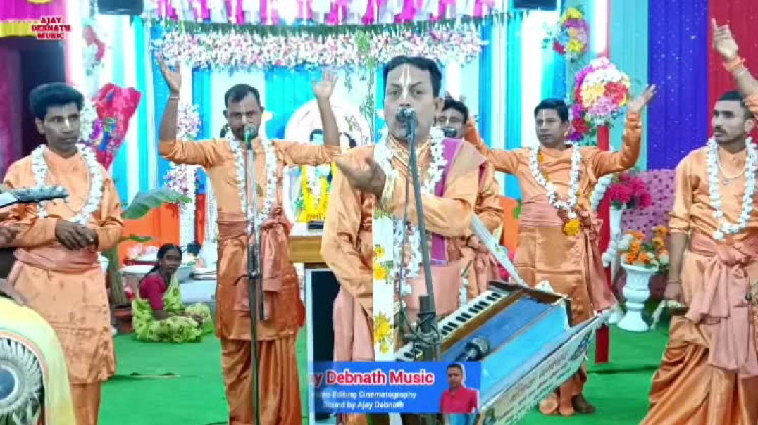 ⁣বৃন্দাবন মে কুঞ্জকলিন মে রাধে রাধে গায়েঙ্গে । শ্রীগুরু সম্প্রদায় নাম কীর্তন গান