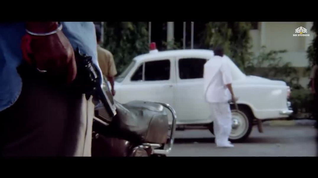 ⁣तुम जिस ग्लास के अंदर खड़े हो वो Bullet Proof है_ लेकिन पत्थर प्रूफ न