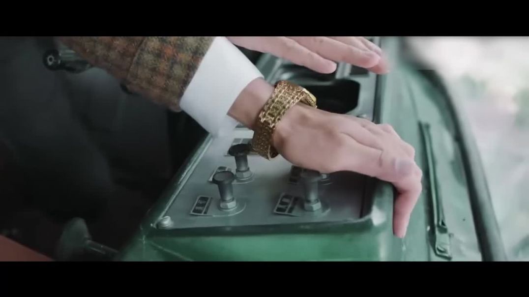 ⁣A giant devil frog with a long tongue was grabbing people everywhere_ but a beautiful woman managed 