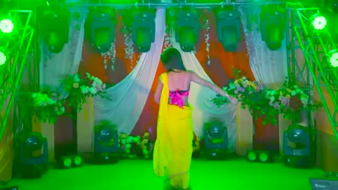 ⁣Tukur Tukur Dekhte Ho Kya Song Dance