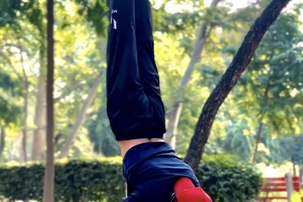 Clap 👏 handstand push ups