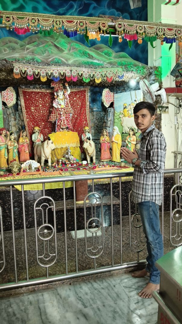 Kahna ji ko jhula jhulate hue