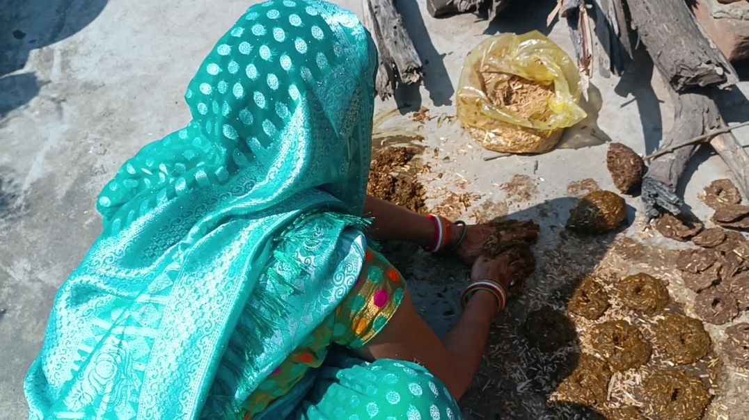 ⁣होलिका दहन के लिए गुलरी बनाते हैं