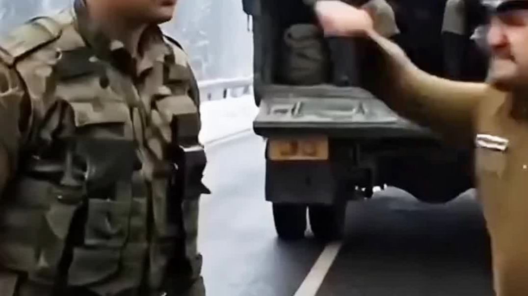 ⁣आर्मी वाले को रोका पुलिस वाले ने फिर जो हुआ देखकर सब दंग रह गए।