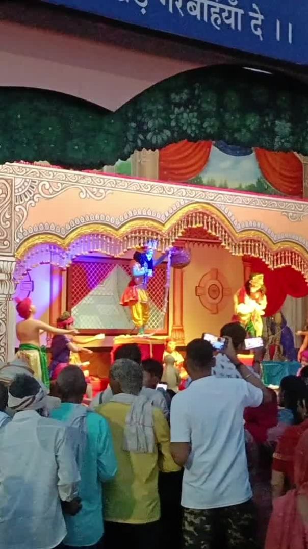 वृंदावन के प्रेम मंदिर में राधा-कृष्ण की कलाकृतियाँ, काष्ठ कला और हस्तशिल्प