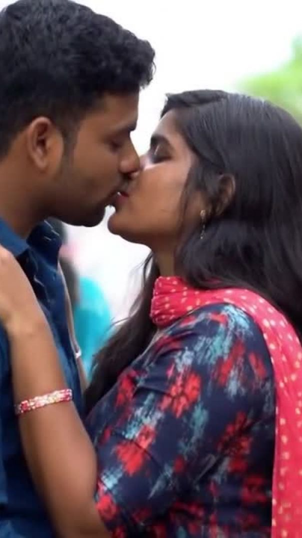 When_Two_Hearts_Spoke_Without_Words_In_Public_720P