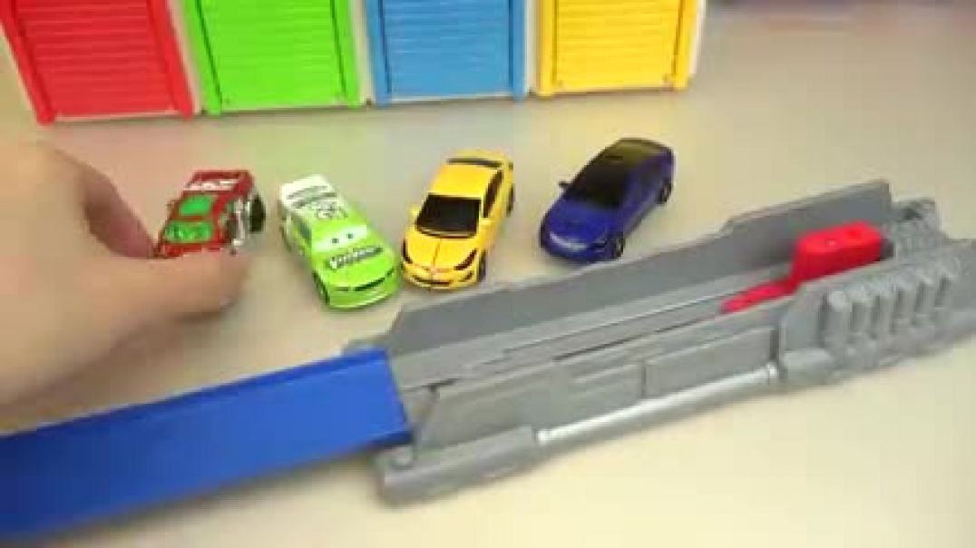 Dinosaur_and_Poli_cars_round_track_play_car_toys_240P