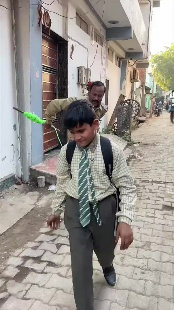 बच्चे_के_स्कूल_बैग_में_बांधी_रस्सी_😳___Prem_Bhai(720p)