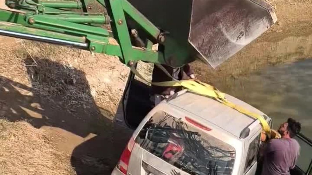 ⁣डिग्गी में पड़ी गाड़ी को बाहर निकलते हुए लोडर से(720P_HD)