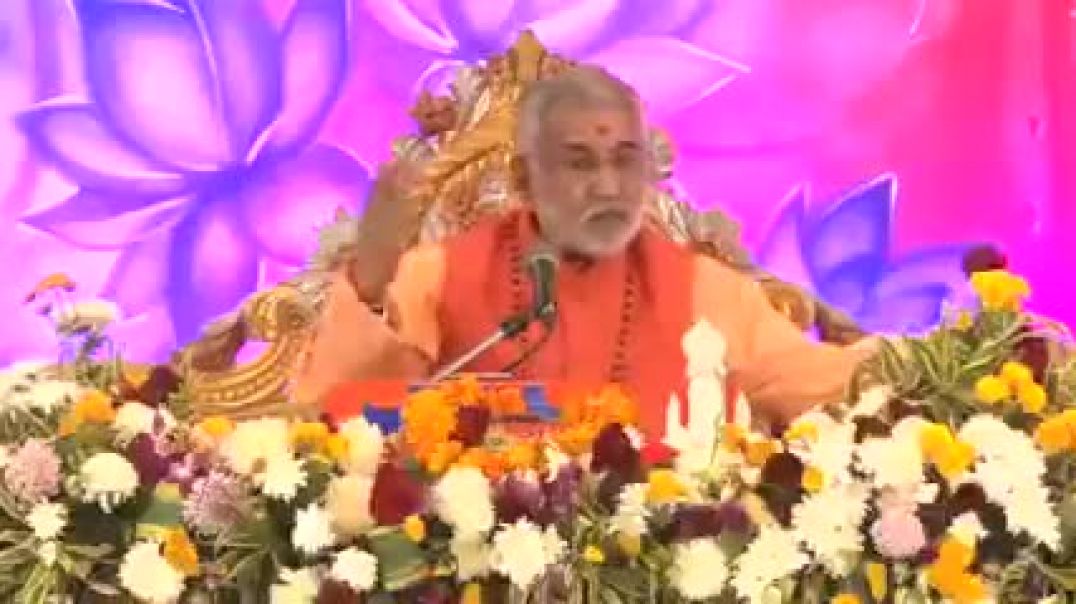 ⁣*लोग कहते हैं :  साधु संत और भागवत कथाओं में कुछ नहीं रखा, तो अपनी आंखों से देखें और कानों से सुन ले