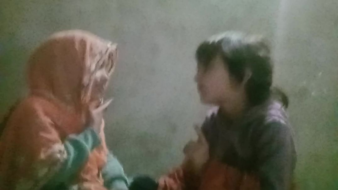 ⁣Donon bacche aapas mein kya baten kar rahi hai 🤔🤔🤔🤔