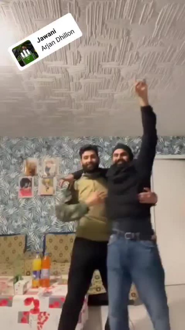 अभी हम पार्टी कर रहे हैं हमारे दोस्त का बर्थडे है।