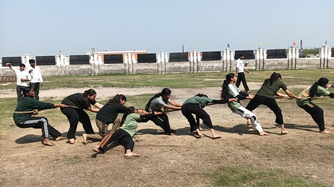 ⁣केडी मेडिकल यूनिवर्सिटी मथुरा में नर्सिंग स्टूडेंट्स रस्सा खींच खेलते हैं। Girls Tug of war