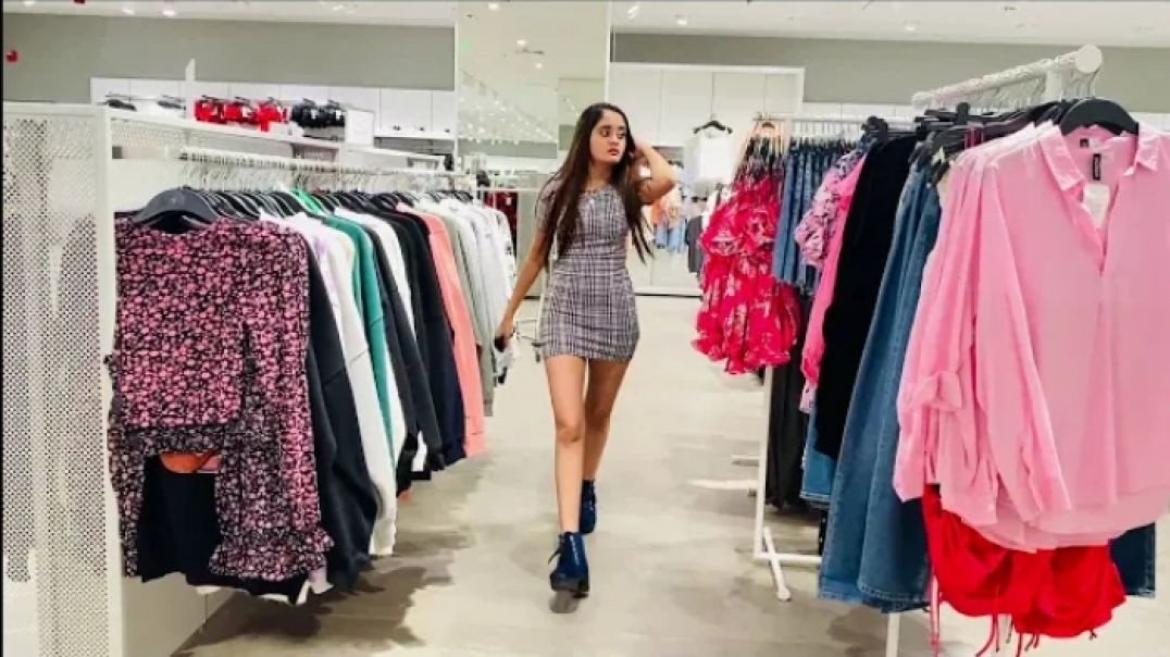⁣OMG Expensive Clothes Dress Shopping frm Mall _ Papa Ne Ghar ane ke baad Kar di Dhulai _ Kavya Yadav