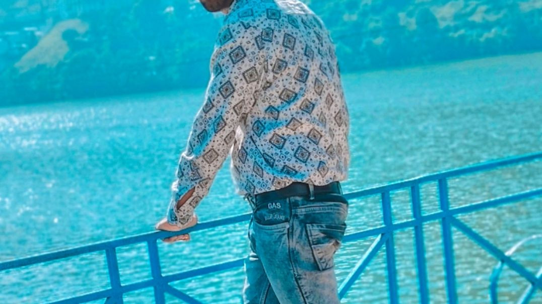 ⁣A jaate hue lamhon singing