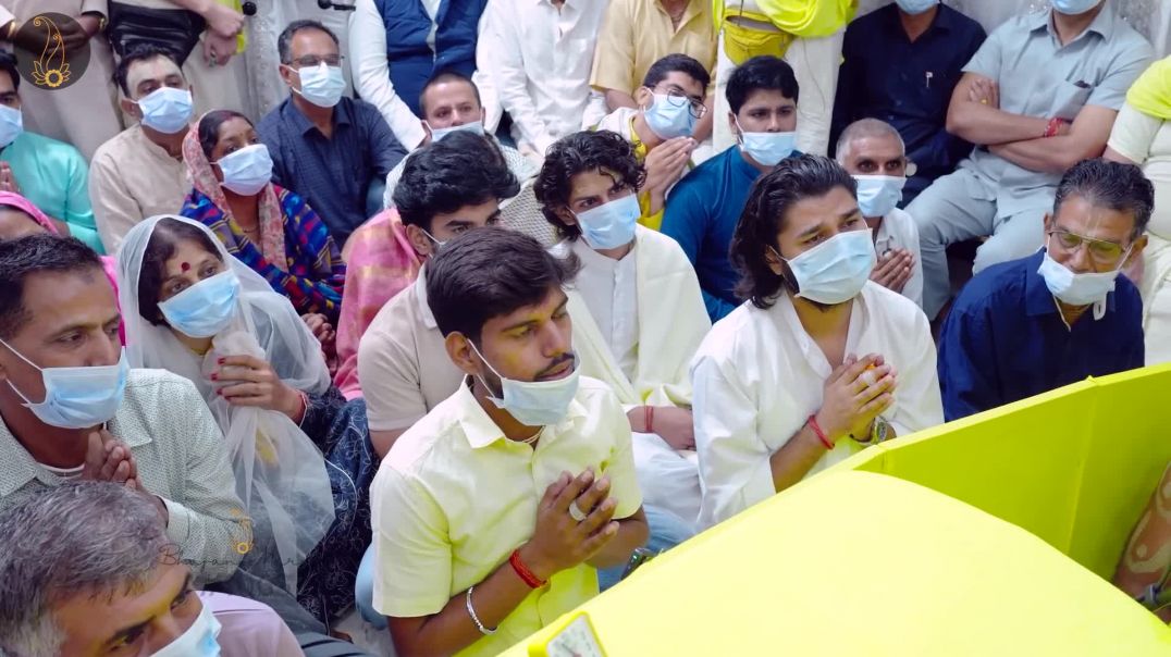 ⁣महाराज जी, आप थोड़ा बता दीजिए कि राधा जू कैसी दिखती हैं?