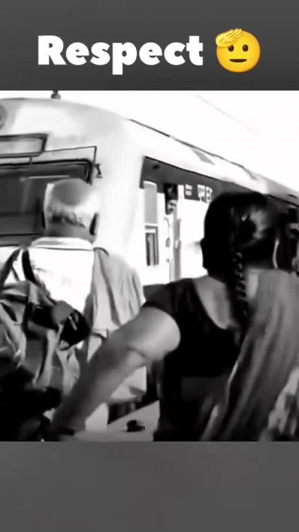 Train ko rok diya 😲#viralclipo #apnatube #exploremore #explorepage