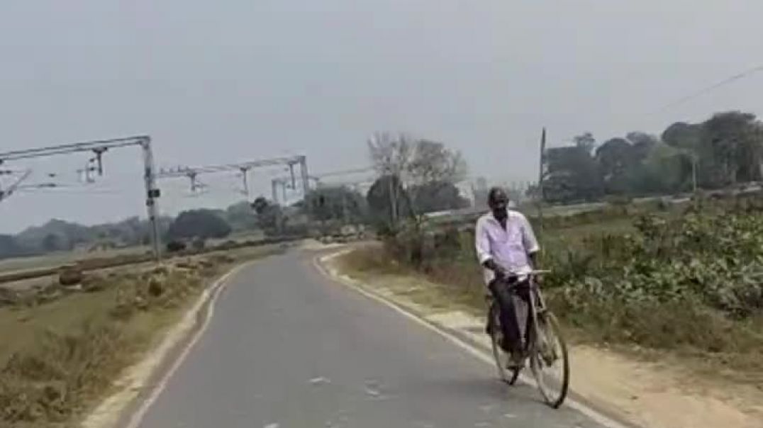 ⁣गांव की सड़क और आसपास का खूबसूरत नजारा 🤗