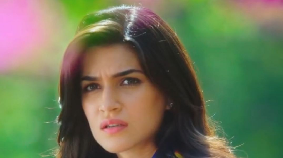 वरुण धवन ने खूबसूरत लड़की को लिप्त दी