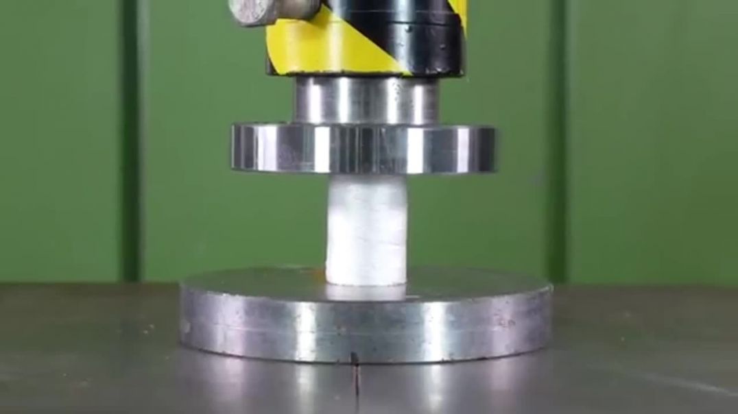 ⁣Hydraulic press