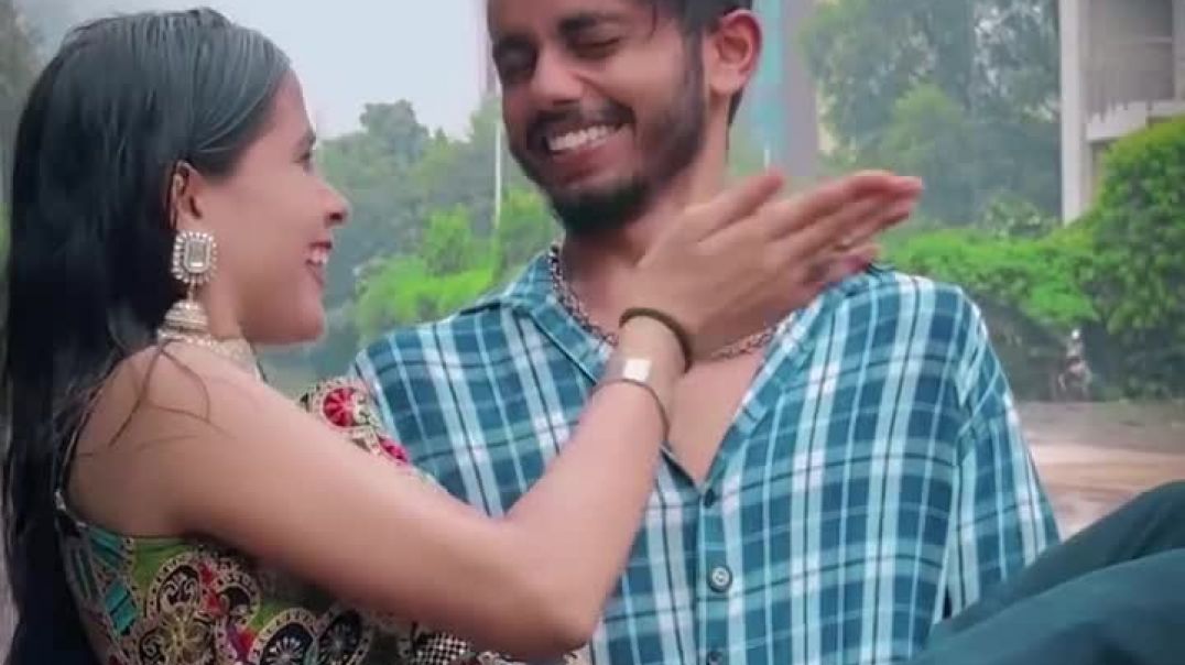 ⁣हिरोईन बनना है बारिश में