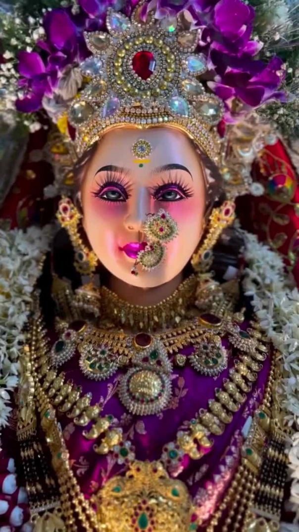 सिंह पर सवार माँ का आशीर्वाद, हर भय को शक्ति में बदल दे। जय माता दी। 🙏 देव दर्शन।