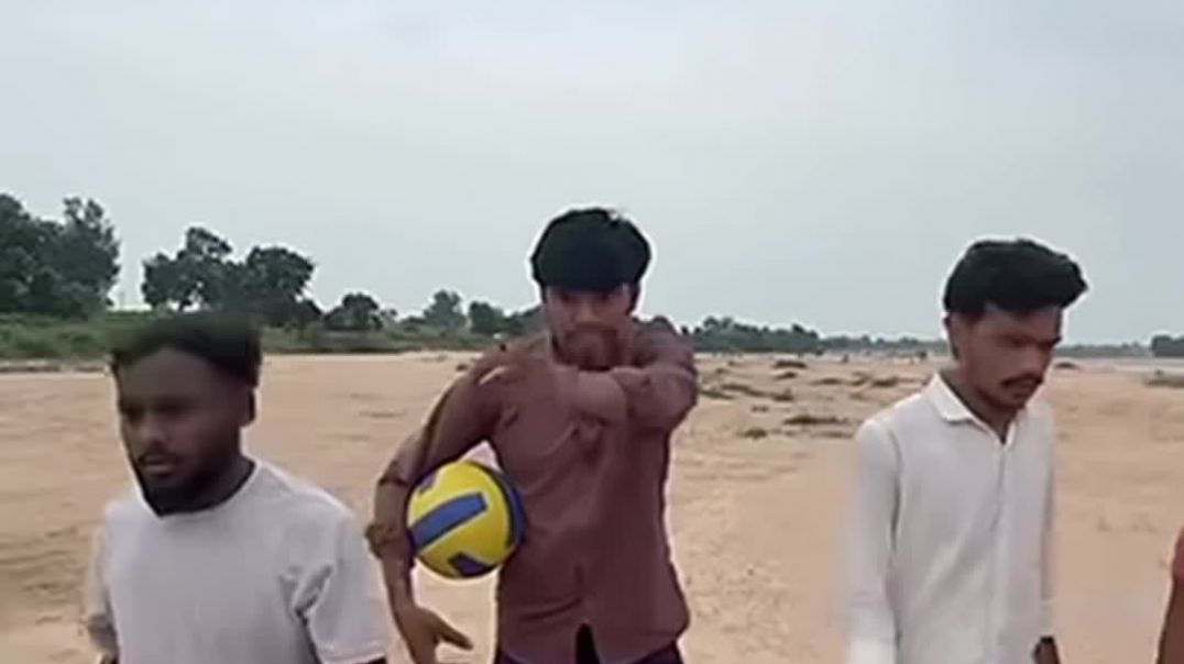 ⁣Volleyball khelne aa giye #funny #comedy