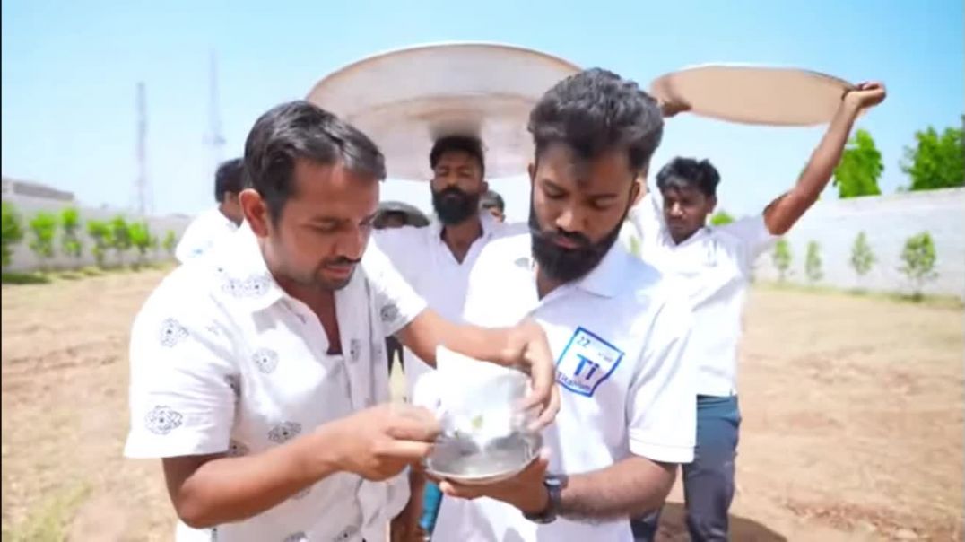 ⁣Making a chips 😋 ( Aaj hamare pure team chips bnaige)