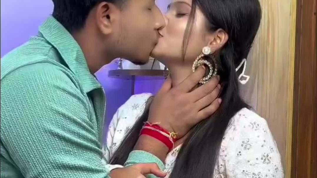 ⁣Boyfriend and girlfriend ka living room mein kiya romance 💒