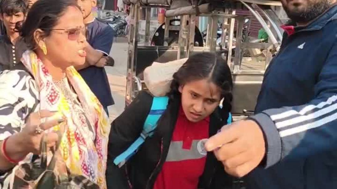 ⁣Ek maa apne hi beti k sath dhur wehwar kar rahi h hai public palace me family matter h apne pati
