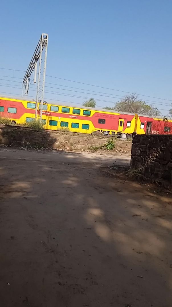डबल डेकर ट्रेन