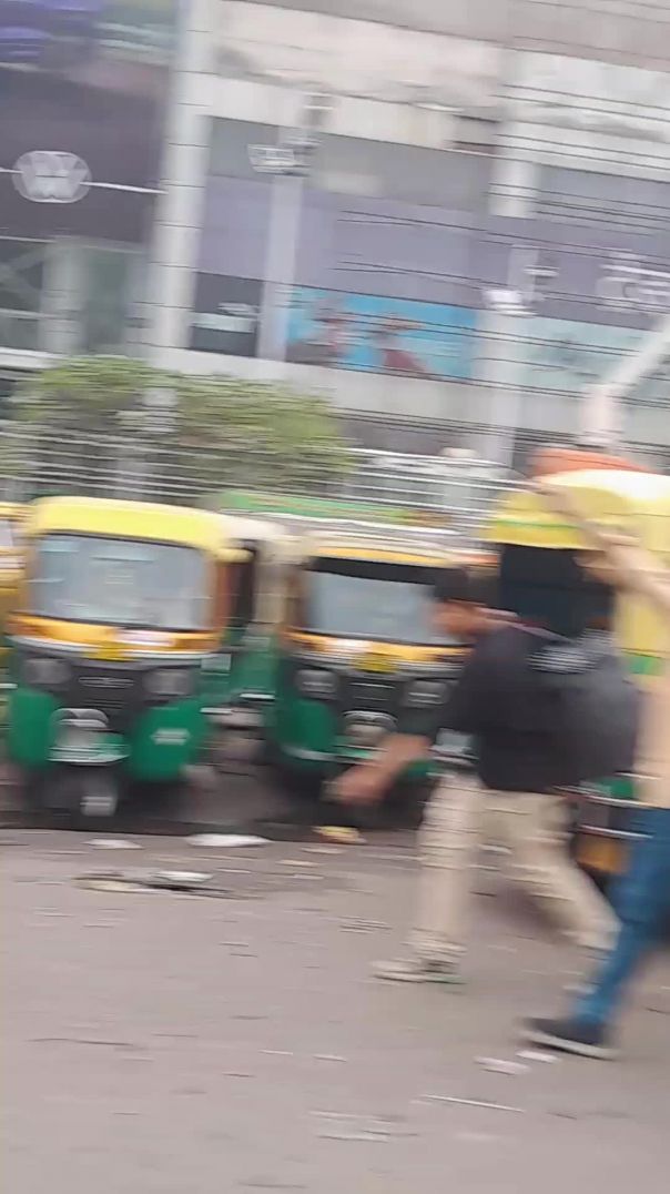 कौशांबी में कानून बेबस? पुलिस के सामने बिना नंबर प्लेट दौड़ रहे ऑटो-रिक्शा!
